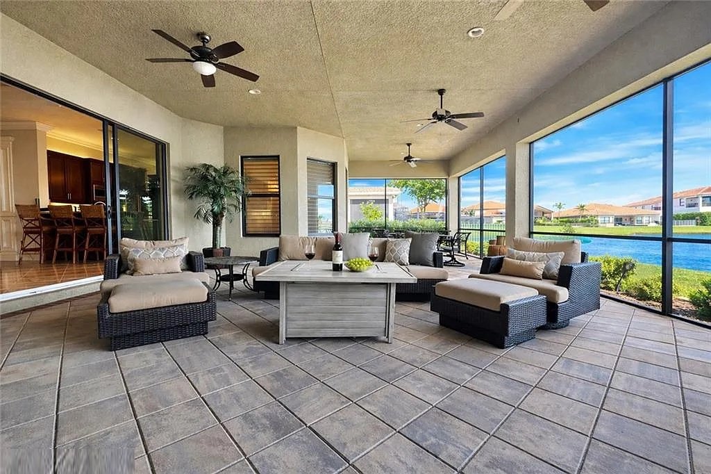 Cleaned lanai seating